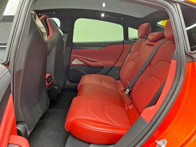 Xiaomi SU7 — Фото автомобиля 17