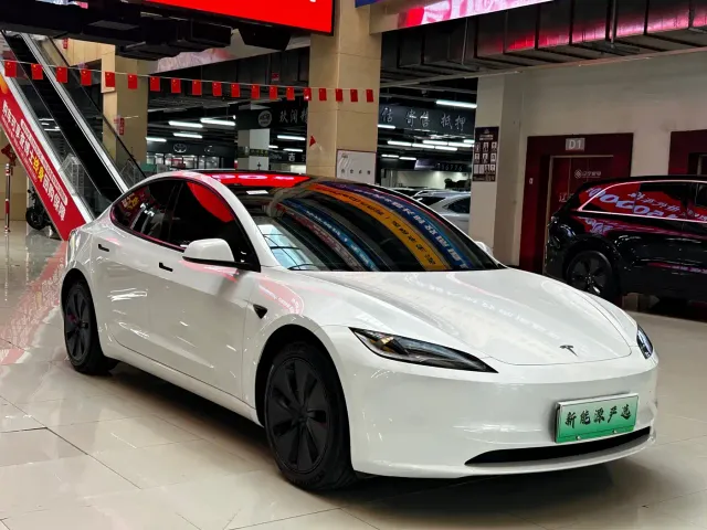 Tesla Model 3 — Фото автомобиля 3