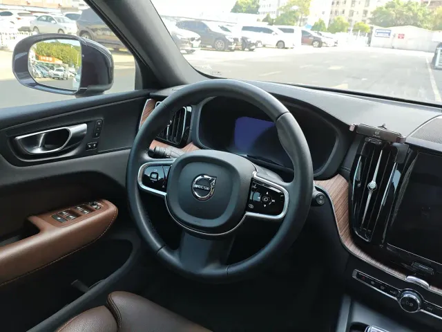 Volvo XC60 — Фото автомобиля 15
