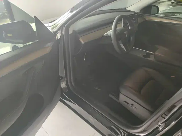 Tesla Model Y — Фото автомобиля 15