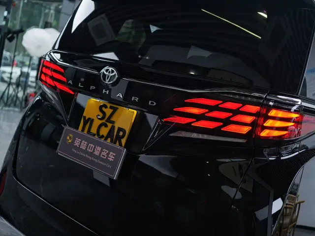 Toyota Alphard — Фото автомобиля 9