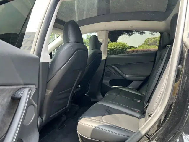 Tesla Model Y — Фото автомобиля 9