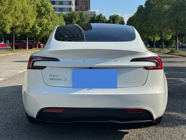 Tesla Model 3 — Фото автомобиля 5