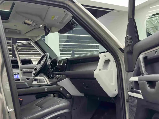 Land Rover Defender — Фото автомобиля 10