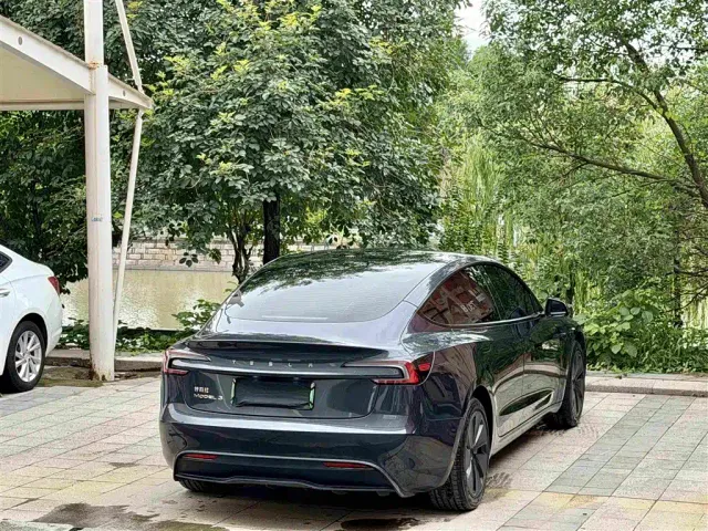 Tesla Model 3 — Фото автомобиля 4