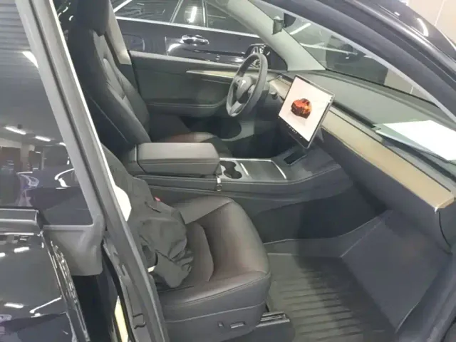 Tesla Model Y — Фото автомобиля 24