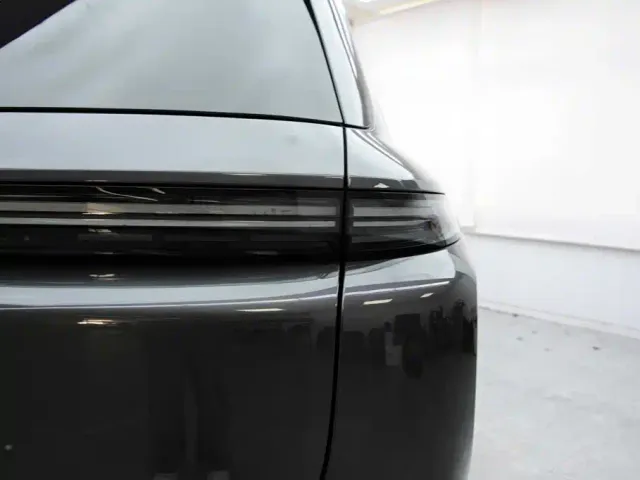 Li Auto L8 — Фото автомобиля 16