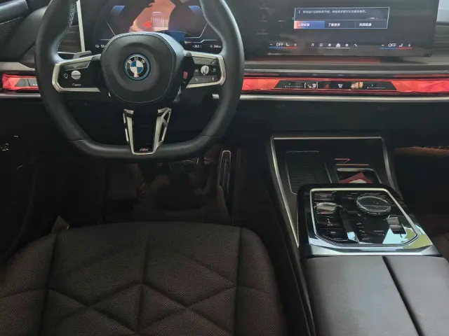BMW i7 — Фото автомобиля 10