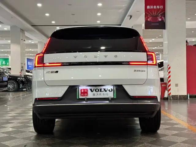 Volvo XC70 Plug-in Hybrid — Фото автомобиля 3