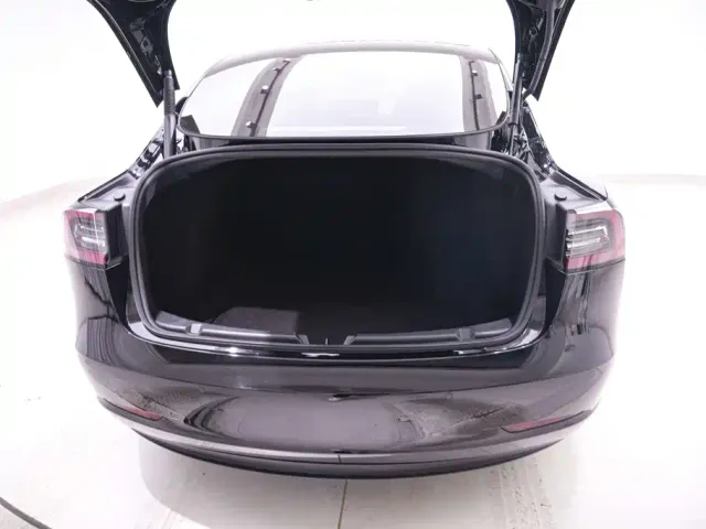 Tesla Model 3 — Фото автомобиля 14