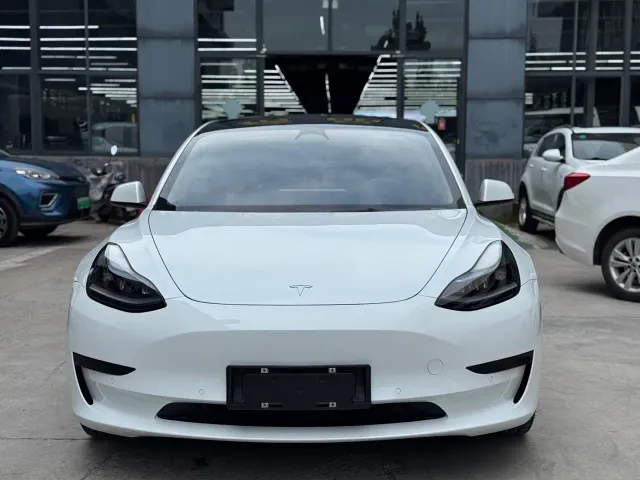 Tesla Model 3 — Фото автомобиля 2