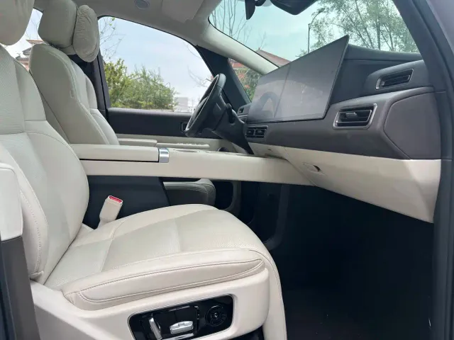 Li Auto MEGA — Фото автомобиля 12