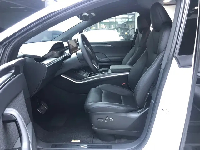 Tesla Model X — Фото автомобиля 7