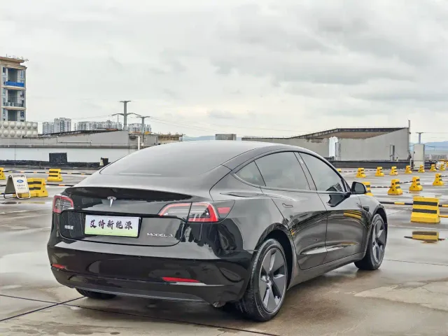 Tesla Model 3 — Фото автомобиля 7