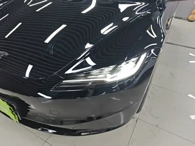 Tesla Model 3 — Фото автомобиля 23