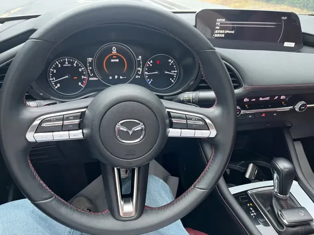 Mazda Axela — Фото автомобиля 8