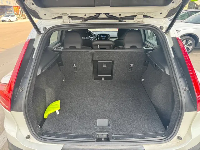 Volvo XC40 — Фото автомобиля 11