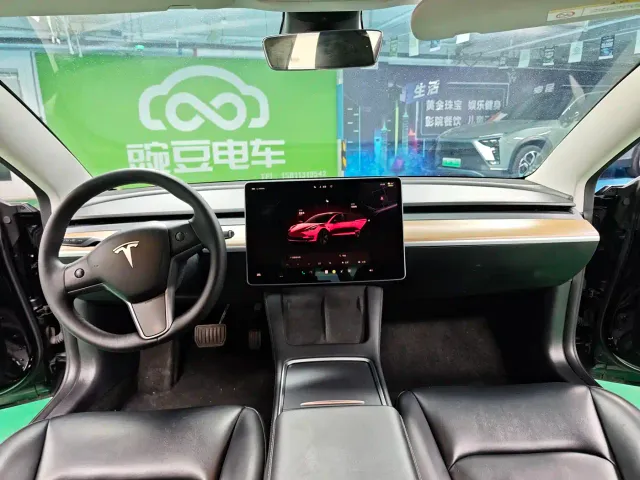 Tesla Model 3 — Фото автомобиля 11