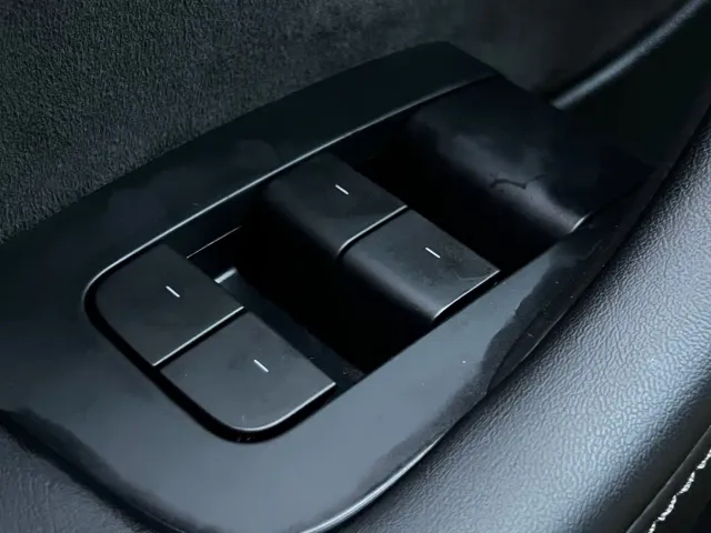 Tesla Model Y — Фото автомобиля 13