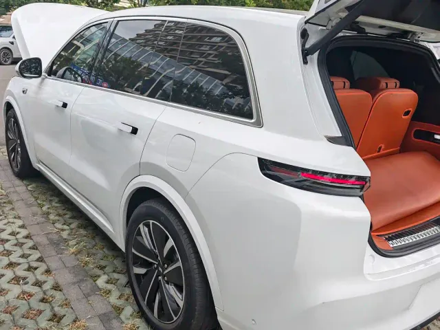 Li Auto L8 — Фото автомобиля 8