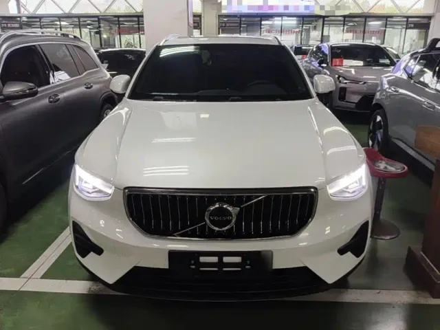 Volvo XC40 — Фото автомобиля 2