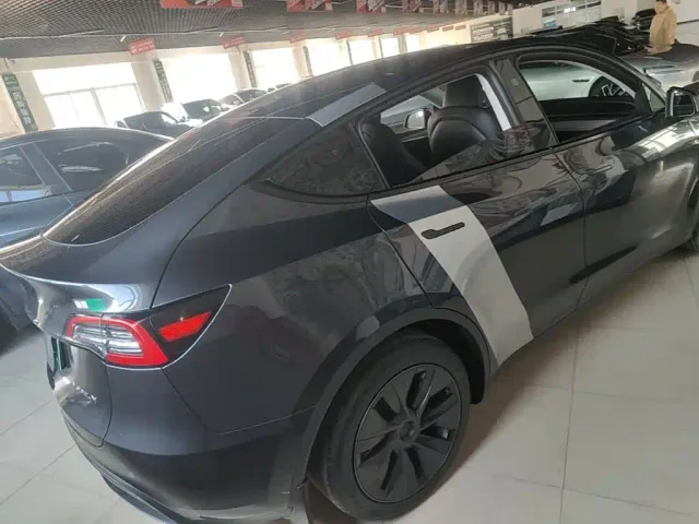 Tesla Model Y — Фото автомобиля 6