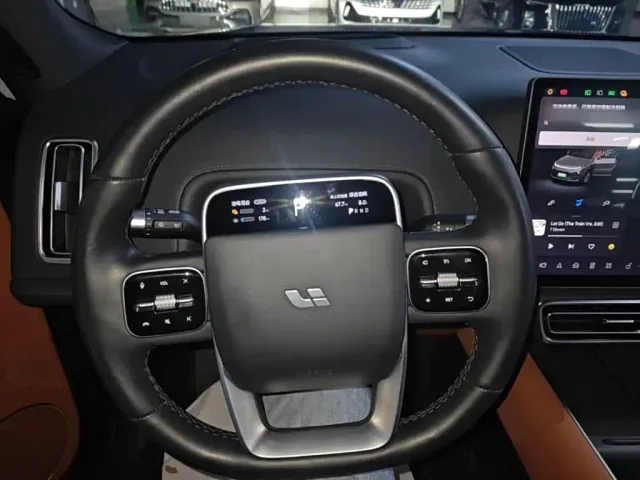 Li Auto L8 — Фото автомобиля 10