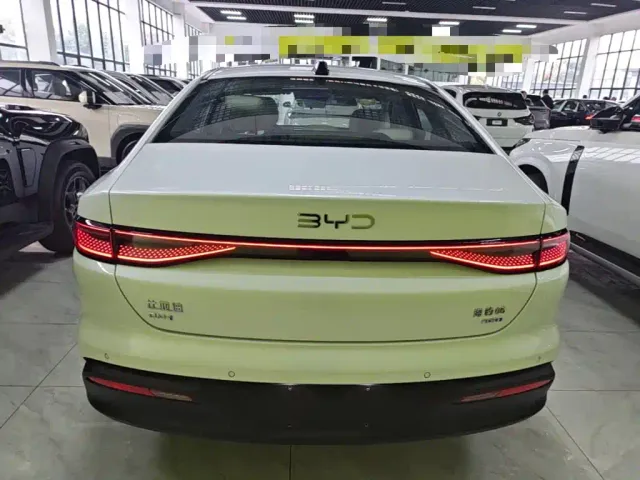 BYD Seal 05 DM-i — Фото автомобиля 5