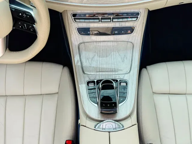 Mercedes-Benz E-Class — Фото автомобиля 12