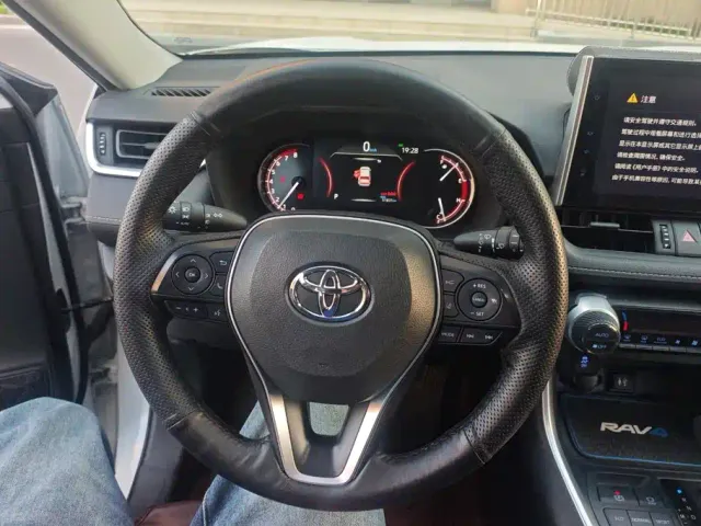 Toyota RAV4 — Фото автомобиля 15