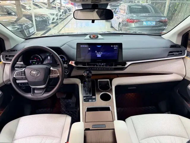 Toyota Sienna — Фото автомобиля 5