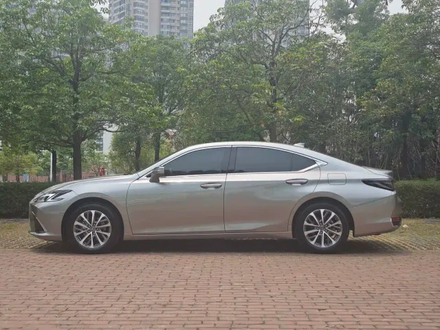 Lexus ES — Фото автомобиля 4