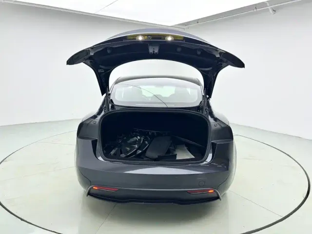 Tesla Model 3 — Фото автомобиля 11