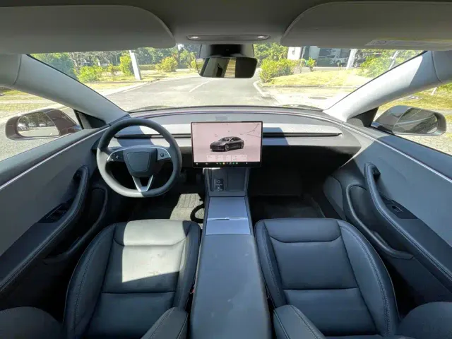 Tesla Model 3 — Фото автомобиля 13