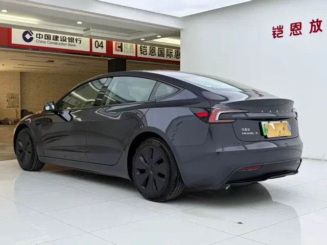 Tesla Model 3 — Фото автомобиля 7