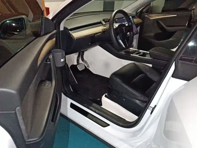 Tesla Model Y — Фото автомобиля 17