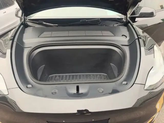 Tesla Model Y — Фото автомобиля 19