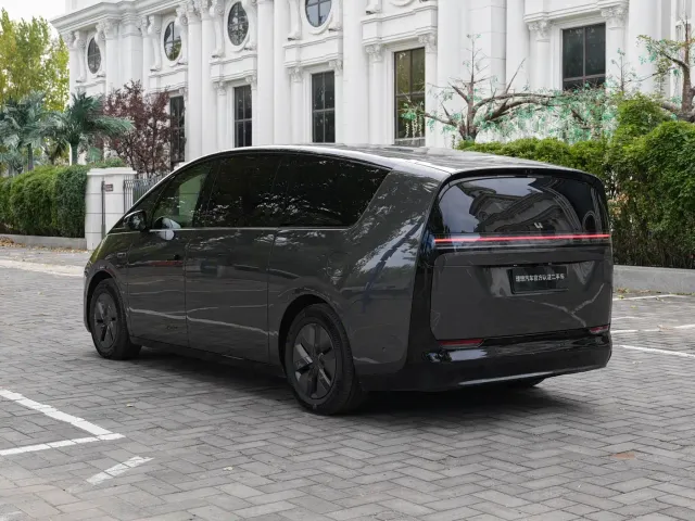 Li Auto MEGA — Фото автомобиля 7