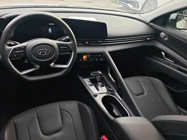 Hyundai Elantra — Фото автомобиля 12