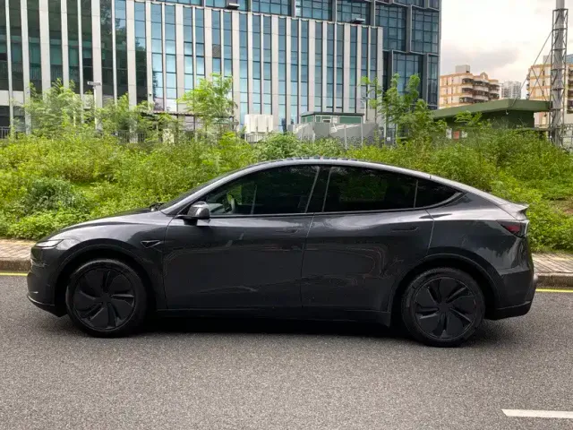 Tesla Model Y — Фото автомобиля 18