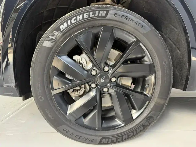 Li Auto L8 — Фото автомобиля 10