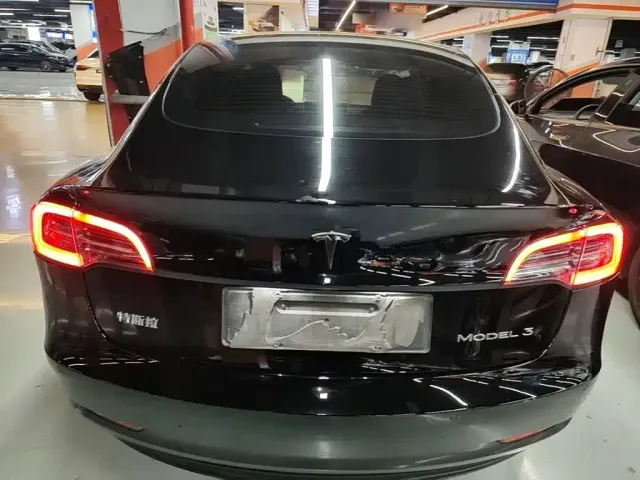 Tesla Model 3 — Фото автомобиля 5
