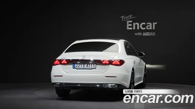 Mercedes-Benz E-Class — Фото автомобиля 4