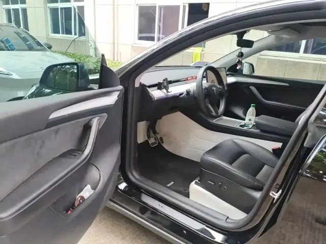Tesla Model Y — Фото автомобиля 15