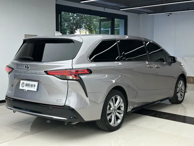 Toyota Sienna — Фото автомобиля 7