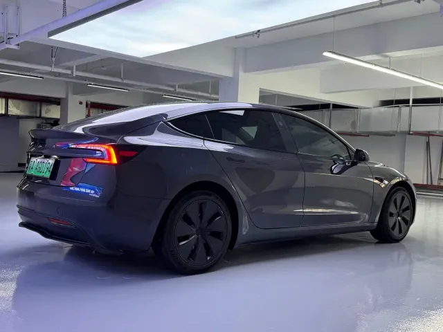 Tesla Model 3 — Фото автомобиля 12