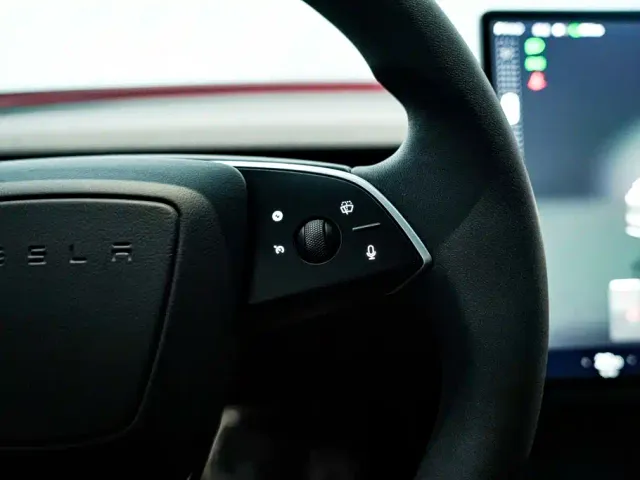Tesla Model 3 — Фото автомобиля 21