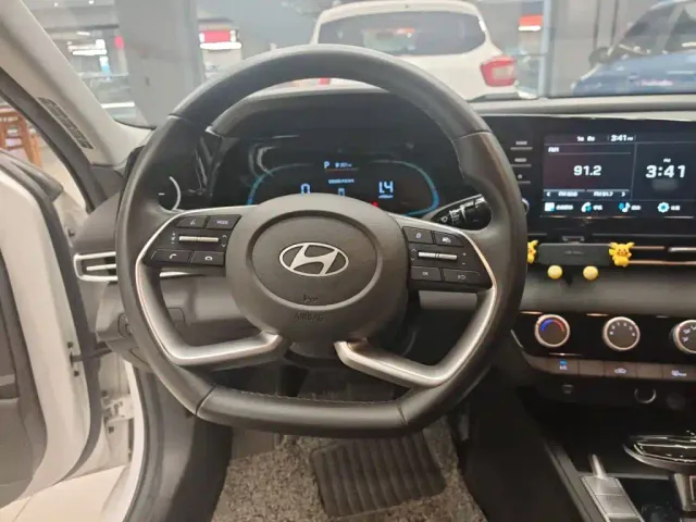 Hyundai Elantra — Фото автомобиля 2