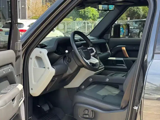 Land Rover Defender — Фото автомобиля 3