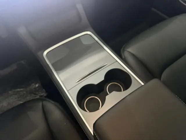 Tesla Model 3 — Фото автомобиля 12